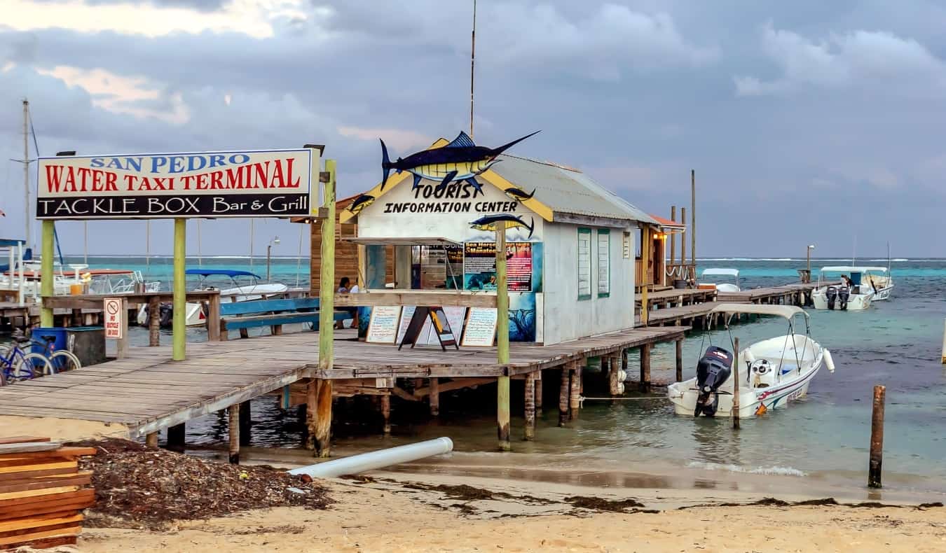 Vista do Pierce e do Terminal de Táxi aquático na praia em San Pedro, Belize