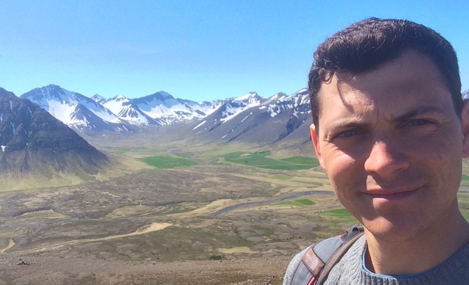 O Nomad Matt posa para uma selfie em Westfjords, Islândia