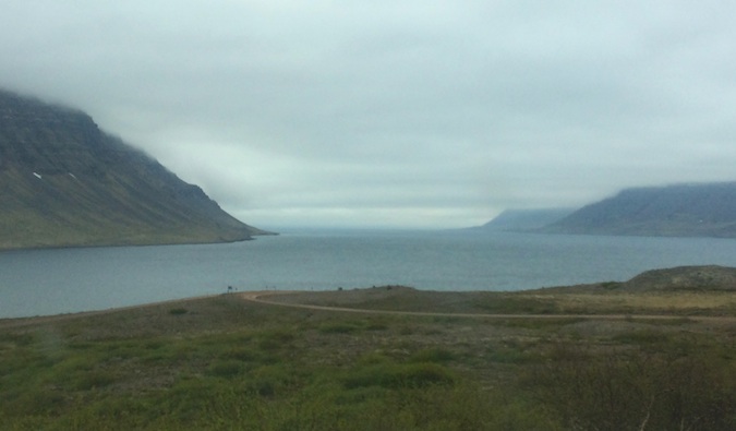 Dia nublado acima da água do oeste na Islândia