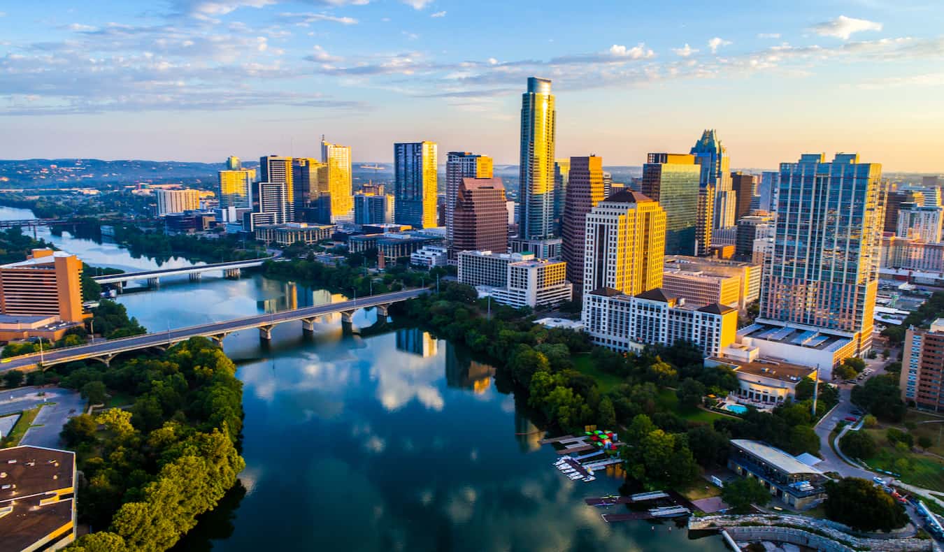 Vista do ar para o centro da cidade de Austin, Texas, na hora de ouro, com arranh a-céus ao longo da água
