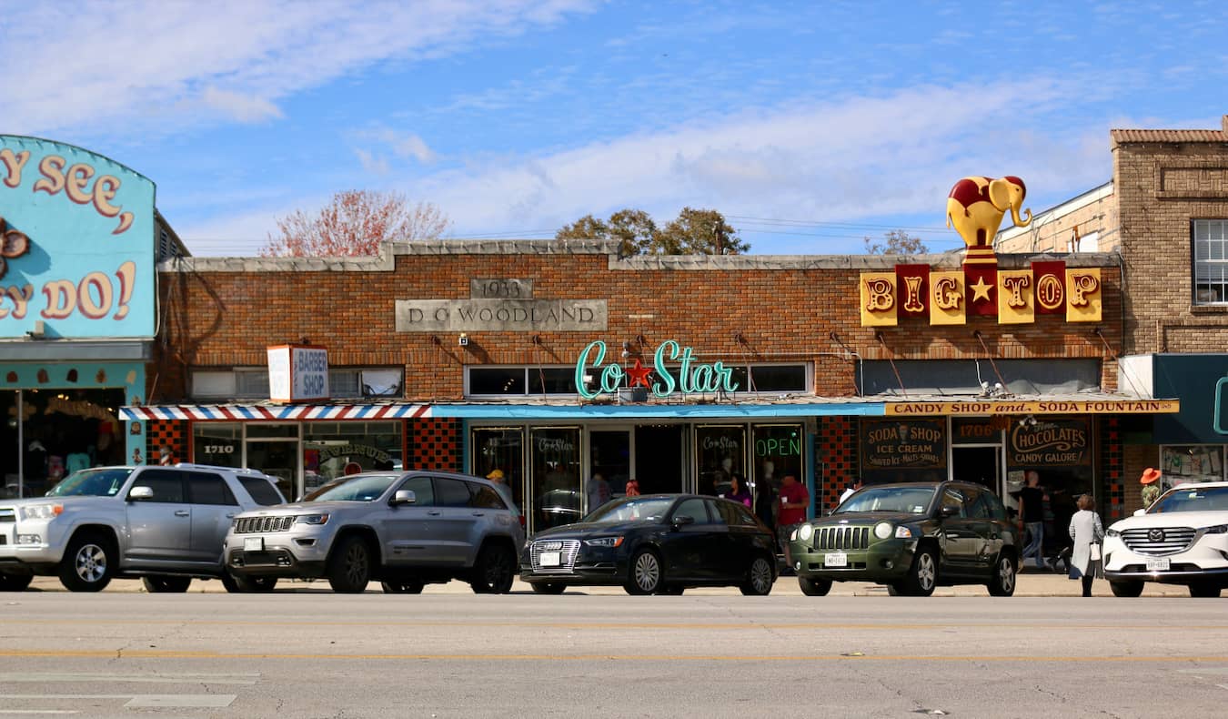 Lojas ao longo da estrada no Congresso do Sul, Austin, Texas