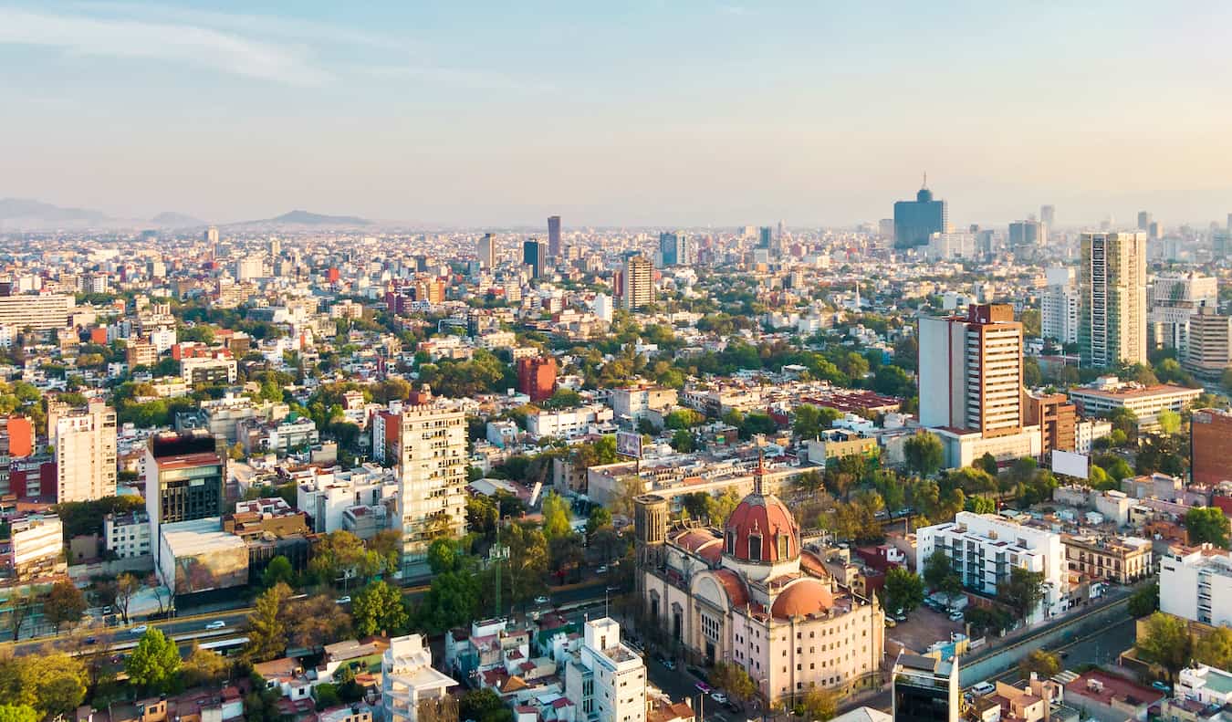 O horizonte da Cidade do México, México, com seus altos arranha-céus e vegetação exuberante.