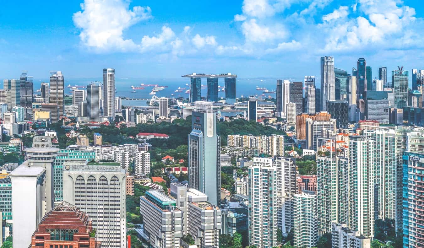Horizonte de Singapura densamente pontilhado de arranha-céus em um dia ensolarado