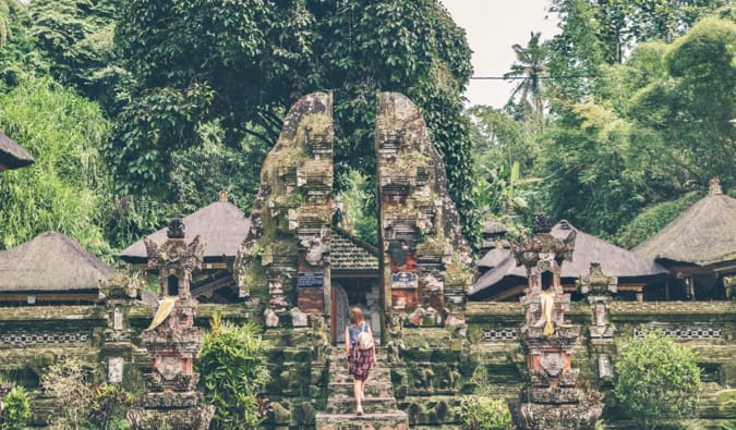 Mulher solitária viajante explora o templo na Ásia