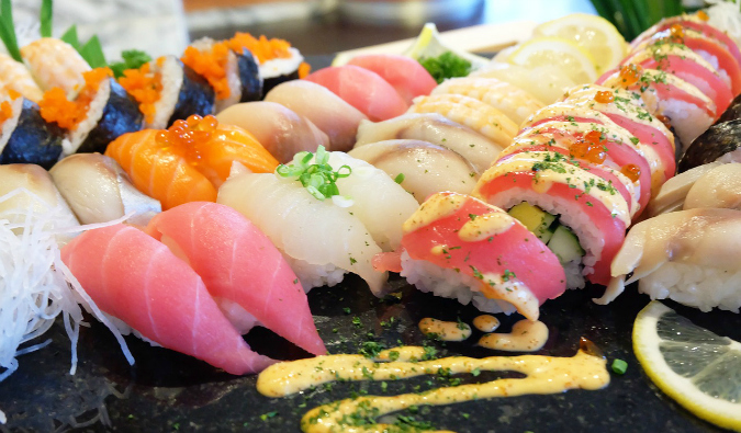 Enorme prato de bom sushi