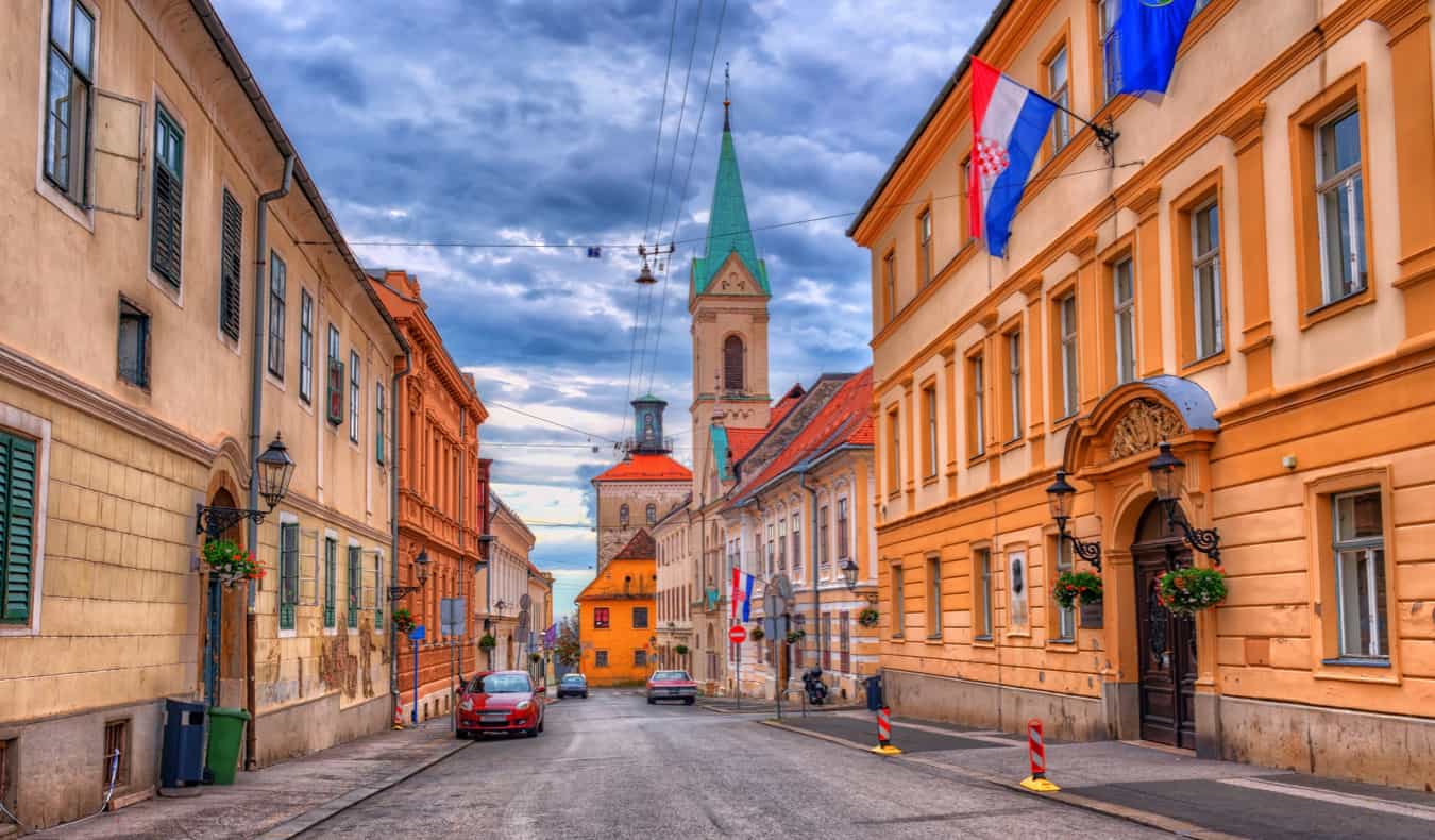 Edifícios antigos coloridos em uma rua estreita em Zagreb, Croácia