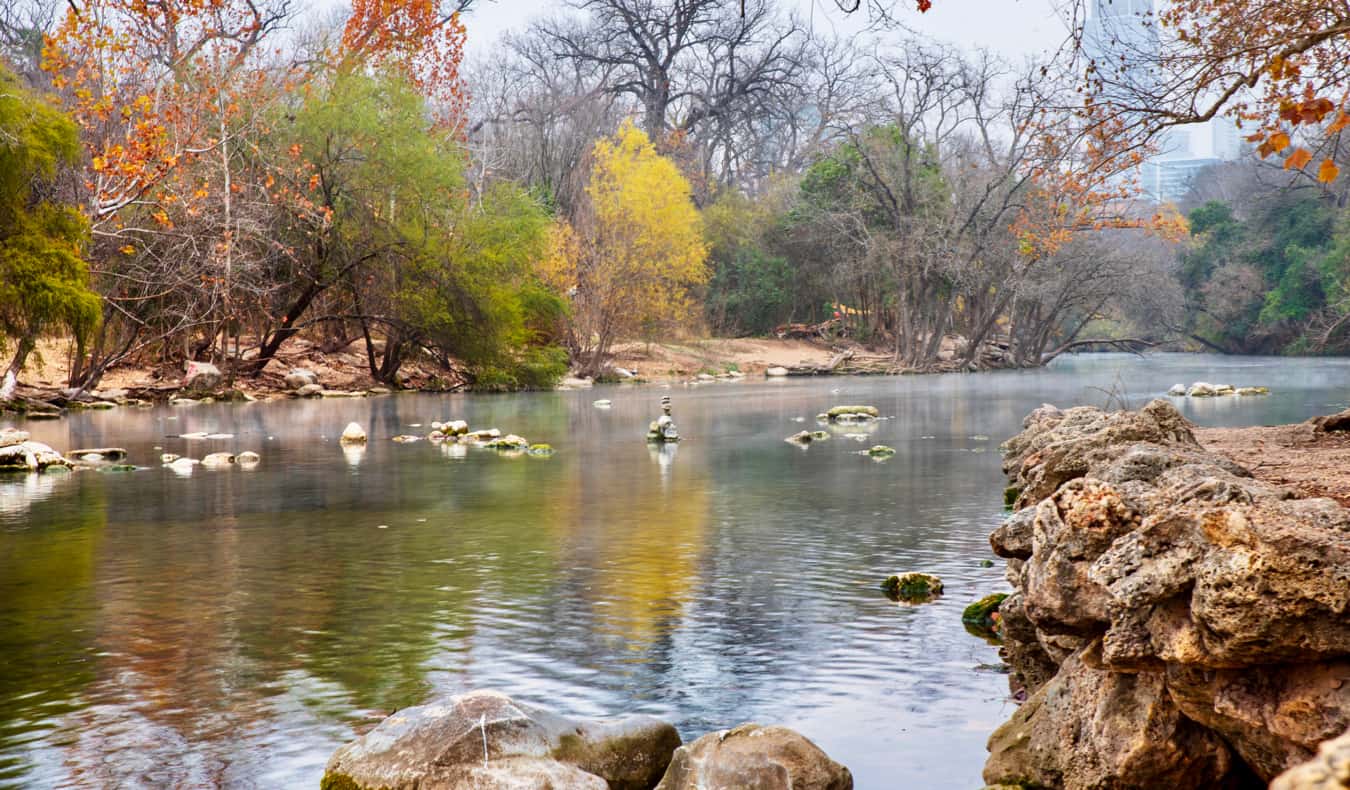 Pequeno riacho no Zilker Park em Austin, Texas